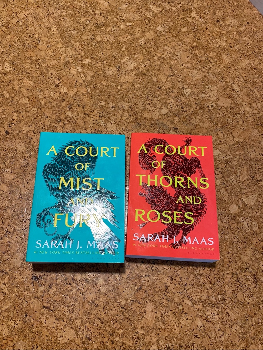 🍋First snd second book of a court of thrones and roses series